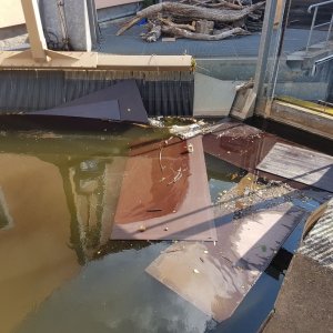 Nach ca. einem Kilometer haben wir die letzten Platten aus dem Wasser gefischt. Der Rest wurde unterwegs geborgen. Mit Seilen und Einsatz von starken Jungs im Wasser sind knapp ein dutzend Platten wieder in den Park zuru00fcck gekehrt. Ein paar sind noch immer verschwunden.