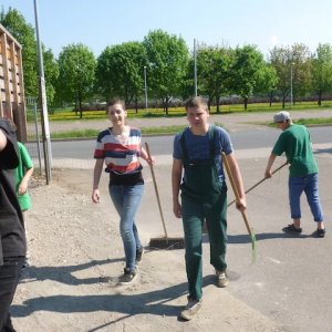 Die Gruppe räumt auf.